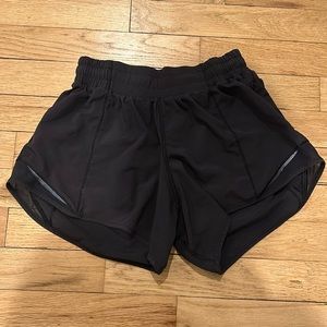 Lululemon Hottie Hots- size 4 in black